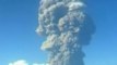 El volcán indonesio Sangiang entra en erupción