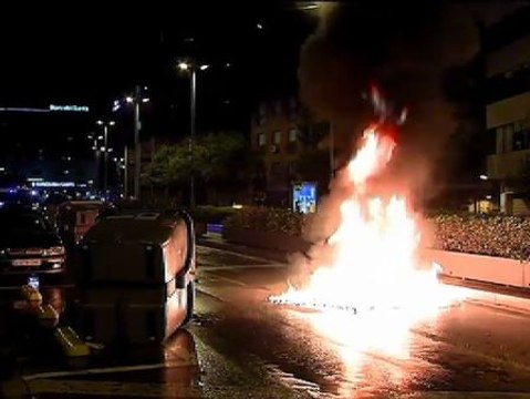 Contenedores y cajeros destrozados en la tercera noche de disturbios