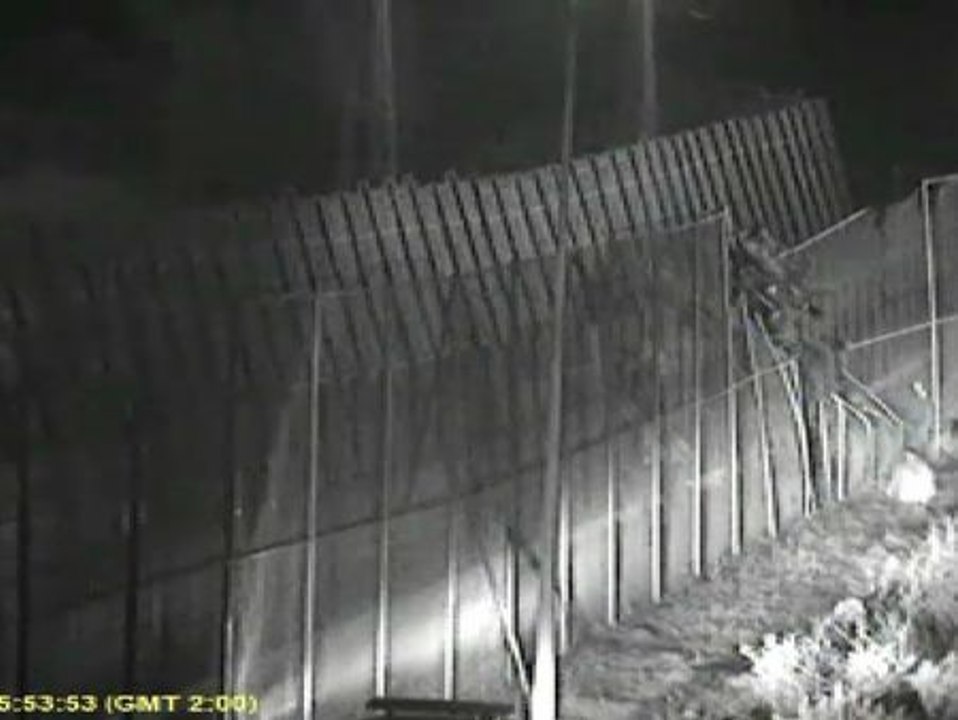 1000 inmigrantes intentan saltar la valla de Melilla