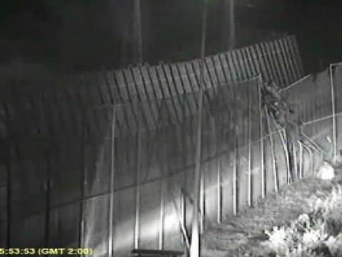 1000 inmigrantes intentan saltar la valla de Melilla