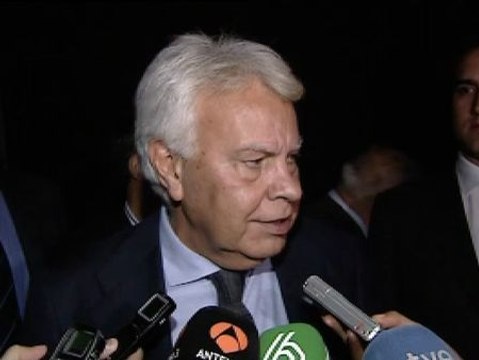 Felipe González respalda la decisión de Rubalcaba de convocar el congreso