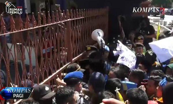 Ricuh Saat Demo Tolak Sistem Zonasi Penerimaan Siswa Baru