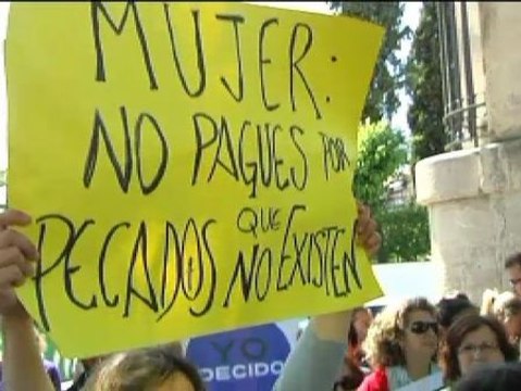 Gallardón abandona por la puerta de atrás un acto en Granada para no hacer frente a una protesta pro-abortista