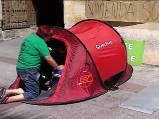 Acampa ante el Ayuntamiento de Elche para pedir un alquiler social