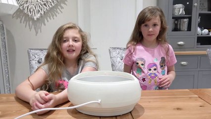 Congelado em 100 camadas de cera! Sophia e Isabella se divertiram muito! Brincando
