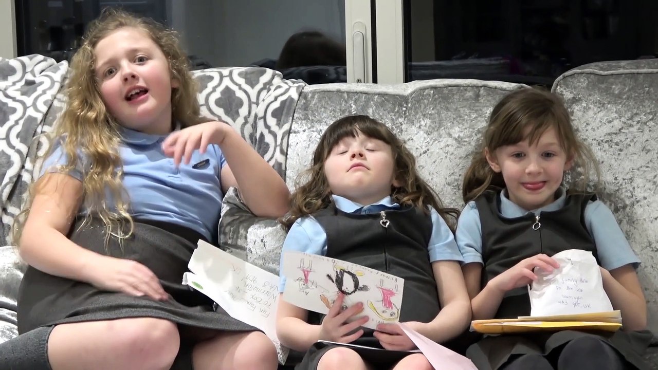 Sophia , Isabella e Alice Lendo Cartas