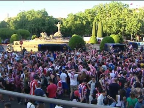 La afición atlética celebra ya en Neptuno el título de Liga