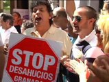 Stop Desahucios colapsa durante hora y media sucursales de Caixa Catalunya en Granada