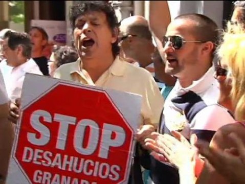 Stop Desahucios colapsa durante hora y media sucursales de Caixa Catalunya en Granada