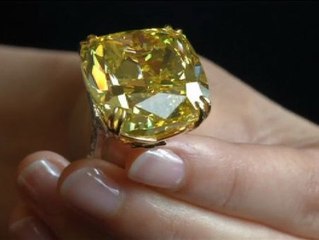 Télécharger la video: Sotheby's vende por 12 millones de euros un diamante puro amarillo de 110 quilates