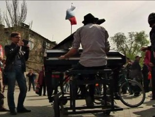 Un pianista intenta calmar las tensiones en frente del ayuntamiento en Donetsk
