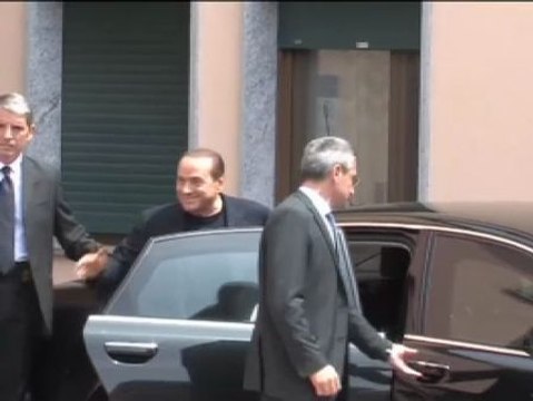 Primer día de trabajo social del exprimer ministro italiano Silvio Berlusconi