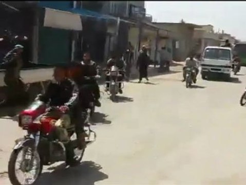 Los rebeldes sirios se retiran de Homs mientras Bachar Al Assad asiste al Día de los Mártires