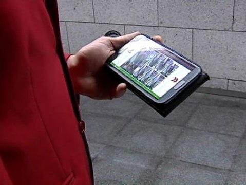 Barcelona instala un sistema que permite multar in situ a quienes se cuelen en las estaciones de tren de cercanías