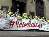 Protesta de los 'yayoflautas' ante la sede de Catalunya Caixa en Barcelona