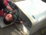 Un niño queda atrapado en una lavadora, en China