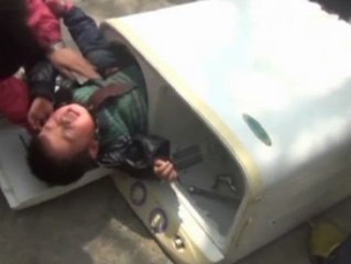 Un niño queda atrapado en una lavadora, en China
