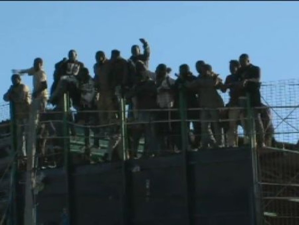 Devuelven a Marruecos a una veintena de inmigrantes a pesar de que saltaron la valla de Melilla y pisaron suelo español