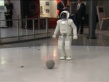 El presidente Barack Obama juega al fútbol con un robot, en Japón