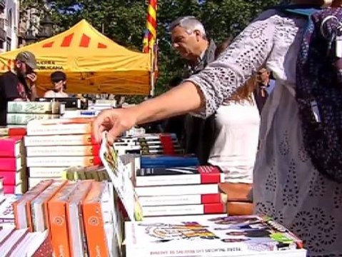 Rosas y libros llenan las calles de Barcelona