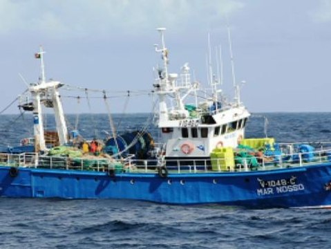 Al menos tres marineros muertos al volcar un pesquero en Asturias