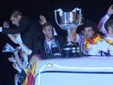 El Real Madrid celebra con su afición su victoria en la Copa del Rey