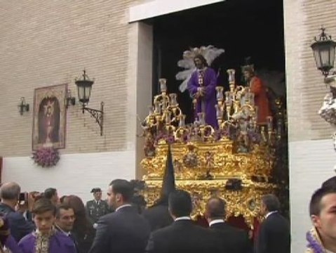 'El Cautivo' sale en Sevilla a pesar de la amenaza de lluvia
