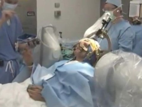 Hospitales públicos españoles aplican una novedosa técnica que alivia los síntomas del parkinson