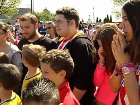 Explosión de júbilo de los aficionados del Atlético al conocer el emparejamiento con el Chelsea