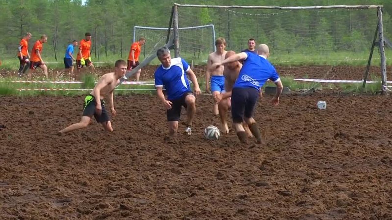 شاهد: المباراة النهائية لتمثيل روسيا في كأس العالم لكرة القدم في ملاعب الطين