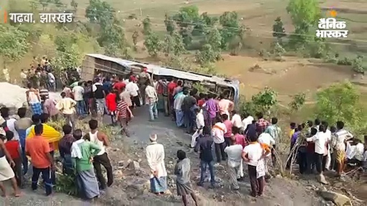 खाई में गिरी यात्रियों से भरी बस
