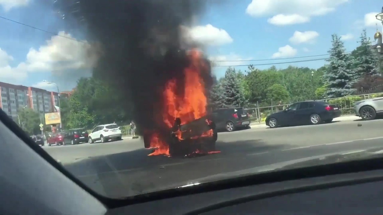 Cet automobiliste va regretter de s'être approché pour filmer une voiture en feu