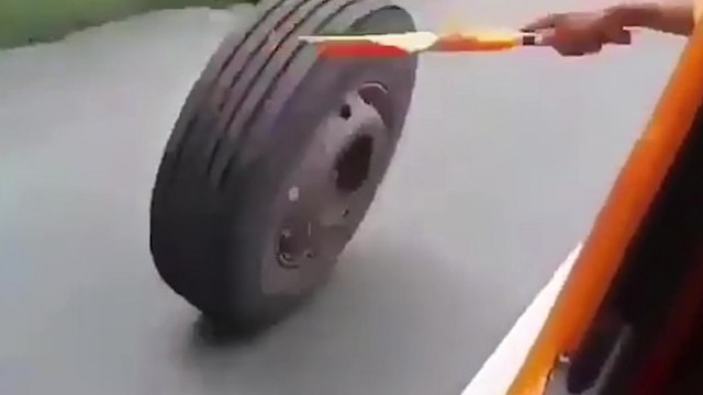 Des patrouilleurs autoroutiers en grosse galère pour récupérer un pneu qui roule tout seul