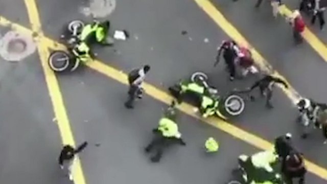 Un policier fonce volontairement dans un skateur et déclenche une émeute