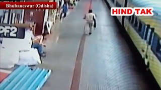RPF constable saved life of a passenger who got slipped while boarding the train #SaveIife #RPF  #IndianTrain