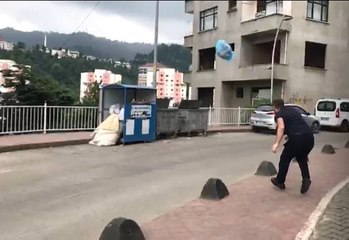 Rizeli vatandaşın yolun karşısından çöp attığı anlar sosyal medyayı salladı