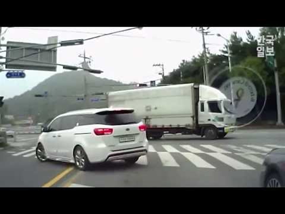 구미공단 원료저장 사일로 폭발… 잔해 300m나 날아가