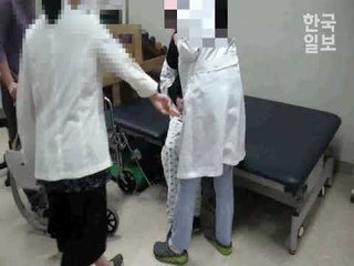 ‘환자 돌보는 직원 때리고, 꼬집고’…제주대병원 교수 갑질 의혹 - 제주대병원 ‘갑질’ 의혹 교수 폭행 동영상