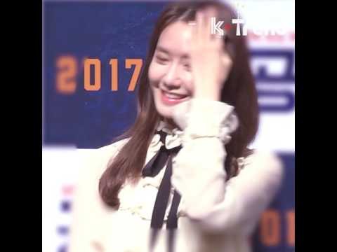 YoonAh vuốt tóc trong buổi họp báo phim Gongjo