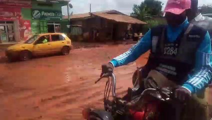 DOUALA - Nyalla , la route qui mène vers le  stade de JAPOMA