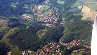 Approach flight and landing in PRG Airport Prague, Czech Republic / Approche et atterrissage à l'aéroport de Prague / Anflug und Landung Flughafen Prag. UCZ088055