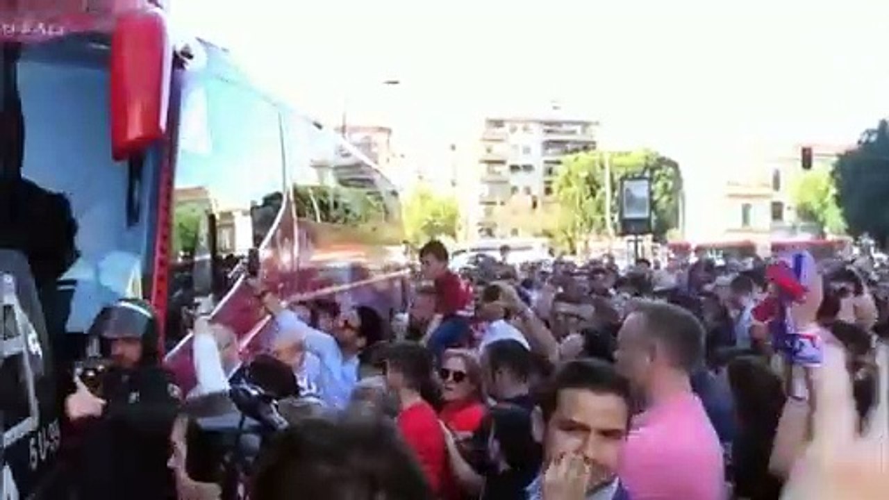 Salida del Sevilla hacia el Sánchez-Pizjuán en el derbi ante el Betis