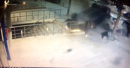 Üzerlerine gelen araçtan son anda kurtuldular