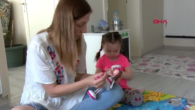 ANTALYA DOWN SENDROMLU KIZININ GÜLÜŞÜNÜ OYUNCAK BEBEKLERE TAŞIDI