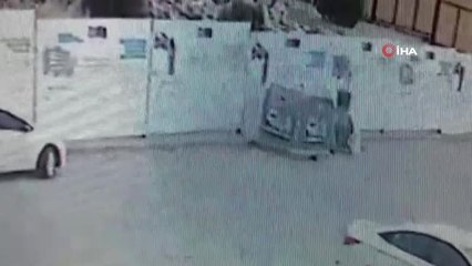 İzmir'de hayrete düşüren olay: Çöp konteyneri çalındı, oyun grupları yakıldı