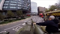 Ils conduisent un char d'assaut à Londres au milieu des touristes