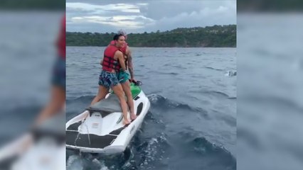 Sergio Ramos y Pilar Rubio recorren el mar entre delfines