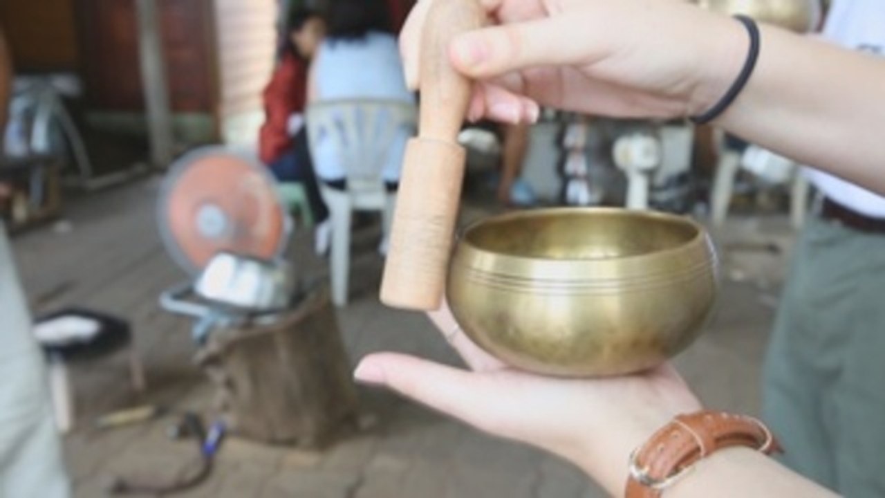 Los últimos artesanos de cuencos para los monjes budistas en Tailandia