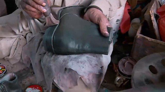 صناعة الأحذية اليدوية بباكستان تقاوم الاندثار