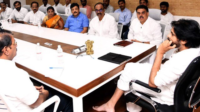 ప్రత్యేక హోదాపై ఆసక్తికర వ్యాఖ్యలు చేసిన పవన్ | Pawan Kalyan Reaction On Nirmala Sitharaman Comments